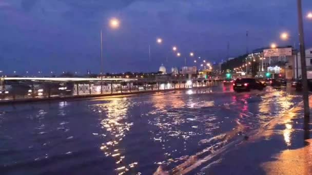 Gran Charco Camino Asfalto Noche Inundada Calle Ciudad Reflejo Linternas — Vídeos de Stock