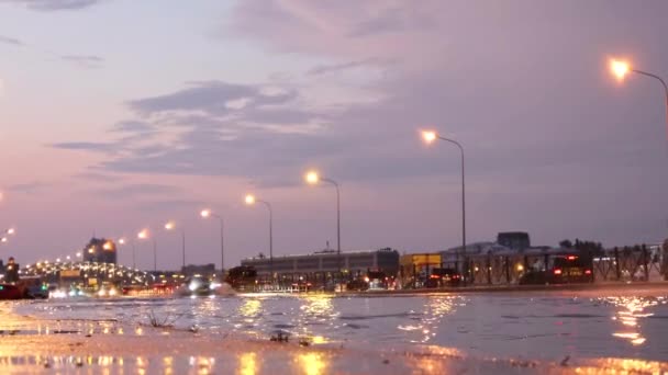 Autoverkeer Met Grote Spatten Overstroomde Stads Straat Grote Plas Asfalt — Stockvideo