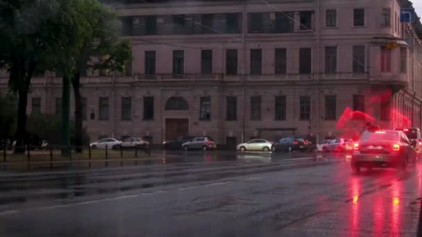 大雨过后 城市街道上的汽车交通 夜景前大灯与圆散景滴窗口 坏夏天的天气 Jun19 圣彼得堡 俄罗斯 — 图库视频影像