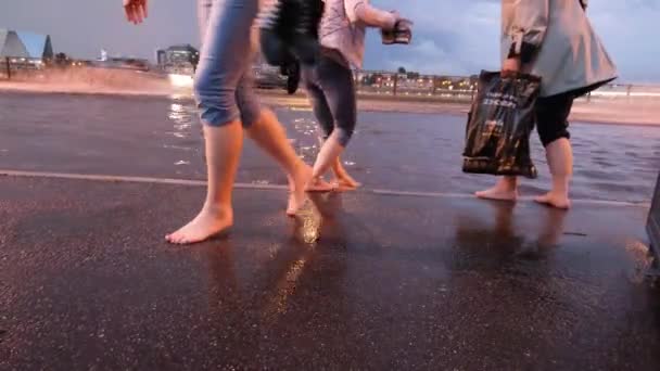 三个女人的腿 在夏天的一个晚上雨后赤脚在城市 在大水坑里洗脚 汽车交通在被洪水淹没的街道上大飞溅 6月19日 俄罗斯圣彼得堡 — 图库视频影像