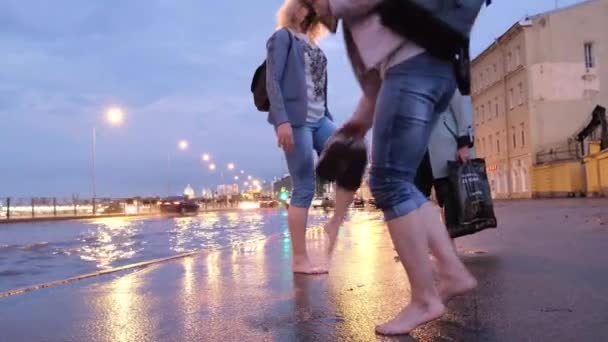 Três Pernas Mulher Indo Descalço Cidade Depois Uma Chuva Uma — Vídeo de Stock