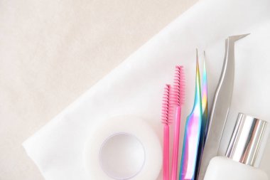 Kirpik Uzatma Prosedürü arka plan. Araçları. tutkal, cımbız, fırçalar. Metin için Copyspace - Güzellik salonu, moda ve kadın konsepti makyaj