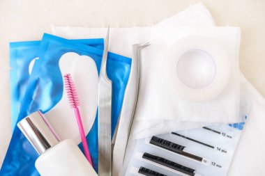 Kirpik Uzatma Prosedürü arka plan. Araçları. tutkal, cımbız, fırçalar. Metin için Copyspace - Güzellik salonu, moda ve kadın konsepti makyaj