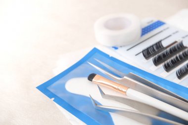 Kirpik Uzatma Prosedürü arka plan. Araçları. tutkal, cımbız, fırçalar. Metin için Copyspace - Güzellik salonu, moda ve kadın konsepti makyaj