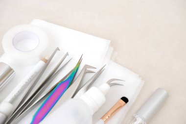 Kirpik Uzatma Prosedürü arka plan. Araçları. tutkal, cımbız, fırçalar. Metin için Copyspace - Güzellik salonu, moda ve kadın konsepti makyaj