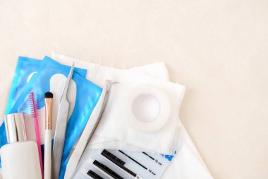 Kirpik Uzatma Prosedürü arka plan. Araçları. tutkal, cımbız, fırçalar. Metin için Copyspace - Güzellik salonu, moda ve kadın konsepti makyaj