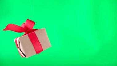 Yeşil ekranda kırmızı kurdeleli hediye kutusu. 360 derece dönüş. sorunsuz döngü. sıfır yerçekimi. Levitation. renk anahtarı. Konsept satış, indirimli fiyat, noel tatilleri ve alışveriş
