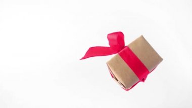 Beyaz ekranda kırmızı kurdeleli hediye kutusu. 360 derece dönüş. sorunsuz döngü. sıfır yerçekimi. Levitation. renk anahtarı. copyspace. Konsept satış, indirimli fiyat, noel tatilleri ve alışveriş