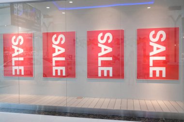 Sezon satış, black friday ve alışveriş konsepti. Mağazada kırmızı standlarda dört satış tabelası - St. Petersburg, Rusya - 17 temmuz 2019.
