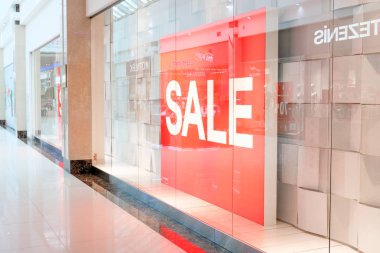 Sezon satış, black friday ve alışveriş konsepti. Mağazada kırmızı standda satış tabelası - St. Petersburg, Rusya - 17 temmuz 2019.