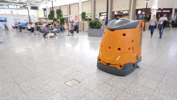 Aspirador Robótico Laranja Grande Shopping Pessoas Andar Tecnologia Limpeza Alta — Vídeo de Stock