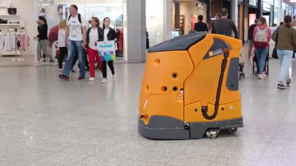 Aspirator Robotic Portocaliu Mare Mall Oamenii Merg Tehnologie Inteligentă Curățare — Videoclip de stoc