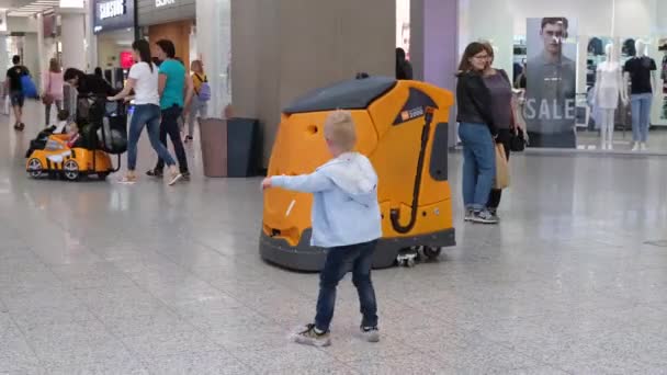 Большой Оранжевый Роботизированный Пылесос Торговом Центре Люди Ходят Smart High — стоковое видео