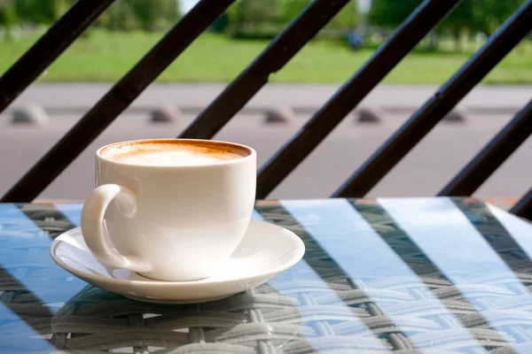 Cappuccino in weißer Tasse auf dem Tisch im Café. Kopierraum. Bewertungen, Kaffeeliebhaber und Morgenmenü-Konzept. stilvolle Natur und entkleideter Hintergrund — Stockfoto