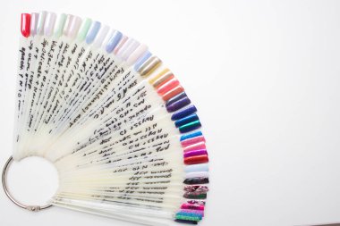 Tırnak bakımı ve manikür kavramı. Pembe eldiven closeup manikürcü ellerinde siyah oje üzerinde müşterinin çivi boya. Kadın güzellik salonu.