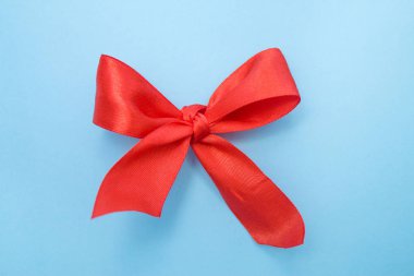 Mavi arka planda Noel yayı kırmızı renk - bayramlar, kutlama konsepti