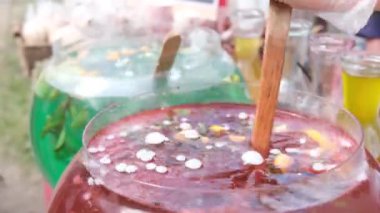 Cadılar Bayramı içeceği - Cadılar bayramı partisinde cadılar bayramında cam kazanda sıcak köpüklerle kaynayan cadı iksiri gibi kokteyl karıştırır