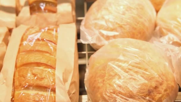 4k. Verschiedene Brotsorten im Regal in der Bäckerei. — Stockvideo