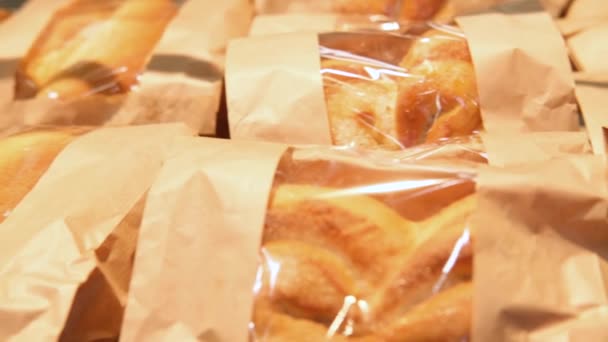 4k. Olika brödtyper på hyllan i bageributiken. — Stockvideo