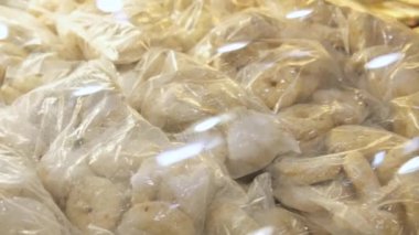 Dondurulmuş tavuk nugget çubukları büyük marketlerde ya da süpermarketlerde market dolaplarında
