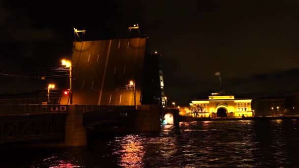 Άνοιξε τη γέφυρα του Παλατιού τη νύχτα στον ποταμό Νέβα. Στη γέφυρα της Ρωσίας. Λευκές νύχτες στην Αγία Πετρούπολη. — Αρχείο Βίντεο