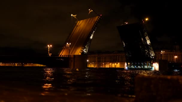 Geopend Palace brug 's nachts op Neva rivier. ophaalbrug Rusland. Witte nachten in St. Petersburg. — Stockvideo