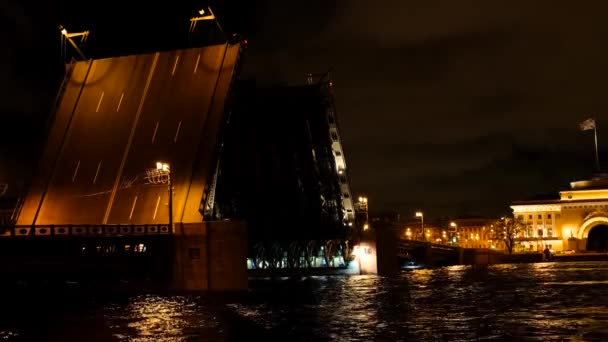 Neva nehrinde gece yarısı Palace köprüsünü açtı. Asma köprü Rusya. St. Petersburg 'da beyaz geceler. — Stok video