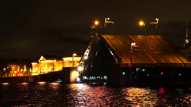 Άνοιγμα γέφυρας Palace. Στη γέφυρα της Ρωσίας. Λευκές νύχτες στην Αγία Πετρούπολη. Επιτάχυνση βίντεο — Αρχείο Βίντεο