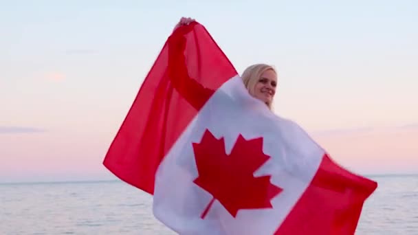 4k.smiling wanita melambaikan bendera nasional canada luar laut matahari terbenam di musim panas-Kanada bendera, negara, patriotisme, 1th july — Stok Video