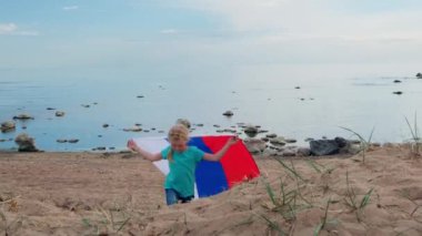 4k. Sarışın kız yazın mavi gökyüzünde ulusal Rusya bayrağını sallıyor - Rus bayrağı, ülke, vatanseverlik, Rusya günü 12 Haziran.