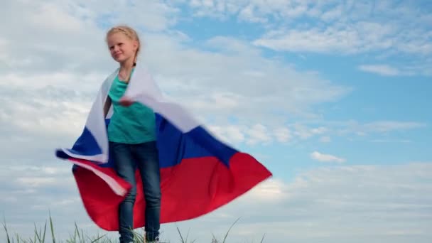 4k.Blond meisje zwaaien nationale Rusland vlag buiten boven de blauwe hemel in de zomer - Russische vlag, land, patriottisme, Rusland dag 12 juni. — Stockvideo
