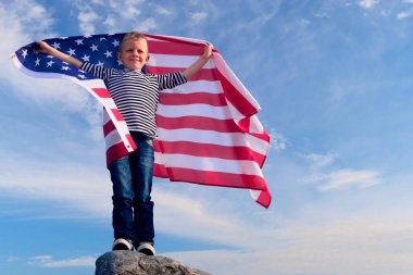 4 bin. Sarışın çocuk yazın mavi gökyüzünde ulusal Amerikan bayrağı sallıyor - Amerikan bayrağı, ülke, vatanseverlik, bağımsızlık günü 4 Temmuz.