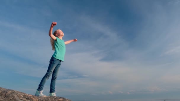 4k. Zrelaksowana dziewczyna oddychająca świeżym powietrzem wznosząca ramiona nad błękitnym niebem latem. Koncepcja marzeń, wolności i podróży — Wideo stockowe
