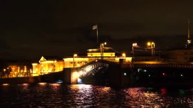 Saray köprüsü açılıyor. Asma köprü Rusya. St. Petersburg 'da beyaz geceler. Hızlandırılmış video
