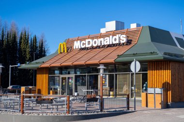 McDonalds 'ın restoranının dışı. Güneşli bir günde fast food restoranının manzarası. Finlandiya, Vantaa, 28 Şubat 2020