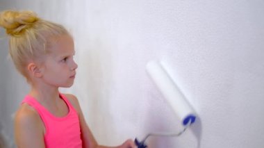 4 bin. Sarışın kız evde boya duvarını beyaza boyuyor. Yenileme, aile içi..