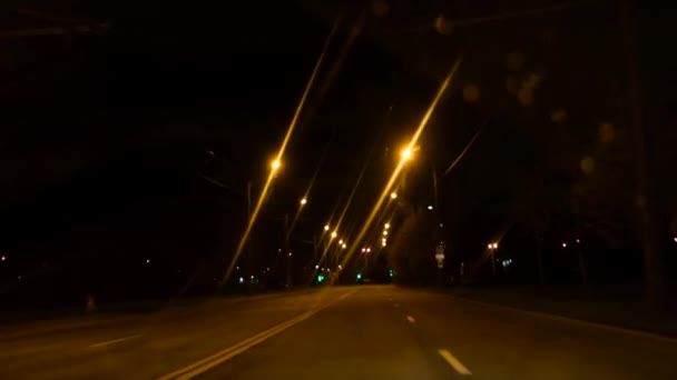 4k. conducción nocturna en la calle vacía de la ciudad desde la ventana del coche de velocidad, luz steet borrosa después de la lluvia — Vídeos de Stock