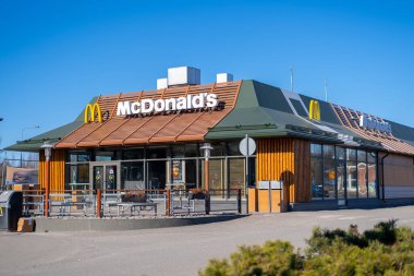 McDonalds 'ın restoranının dışı. Güneşli bir günde fast food restoranının manzarası. Finlandiya, Vantaa, 28 Şubat 2020