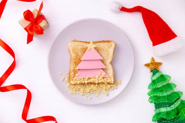 Drôle de sandwich avec arbre de Noël comestible fait de pain grillé, de saucisse et de fromage. Idée de petit déjeuner pour les enfants. Nouvel An nourriture fond vue de dessus. vacances, célébration, concept d'art culinaire. — Photo