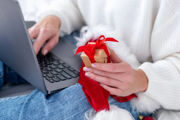 Świąteczne zakupy online. Kupiec zamawia na laptopie. Kobieta kupuje prezenty, przygotowuje się do świąt, wśród pudełek i opakowań. Sprzedaż wakacji zimowych. — Zdjęcie stockowe