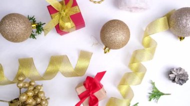 Noel arkaplanının dönüşü. Kırmızı altın kurdeleli hediye kutuları tatil süslemeleri, beyaz ahşap üzerinde noel topları. 360 derece dönüş. Kusursuz döngü. Satış, alışveriş ve kutlama kavramları