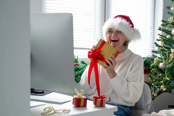 Boże Narodzenie online gratulacje. Uśmiechnięta kobieta za pomocą komputera PC do rozmowy wideo przyjaciół i rodziców — Zdjęcie stockowe