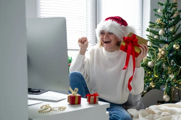 Julen online grattis. Leende kvinna med dator för videosamtal vänner och föräldrar — Stockfoto