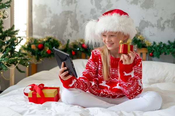 Boże Narodzenie online gratulacje. Uśmiechnięta kobieta korzystająca z tabletu komórkowego do rozmów wideo z przyjaciółmi i rodzicami — Zdjęcie stockowe