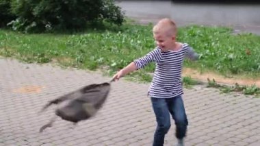 Okula dört bin dolar. Çocuklar sokakta oynuyor, sarışın çocuk ve kız sırt çantalarıyla dönüyorlar..