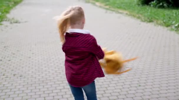 4k de retour à l'école. enfants jouant dans la rue, garçon et fille blonde filant avec des sacs à dos. — Video