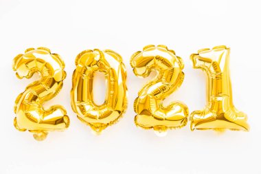 Mutlu yıllar 2021 kutlamaları. Altın folyo balonları 2021 numara ve beyaz arka planda konfeti. Düz yatıyordu