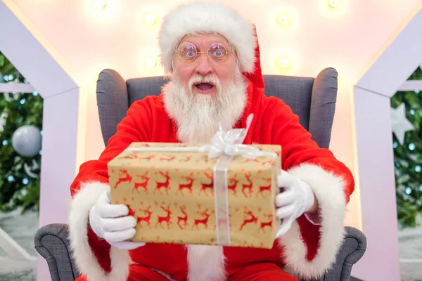 Naprawdę autentyczne zaskoczony Święty Mikołaj posiada obecnie prezent świąteczny. Spełnienie pragnień. — Zdjęcie stockowe