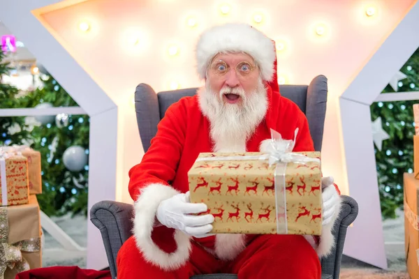 Naprawdę autentyczne zaskoczony Święty Mikołaj posiada obecnie prezent świąteczny. Spełnienie pragnień. — Zdjęcie stockowe
