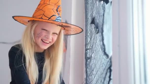4k. Riendo chica rubia feliz en traje de bruja preparándose para Halloween en casa — Vídeos de Stock